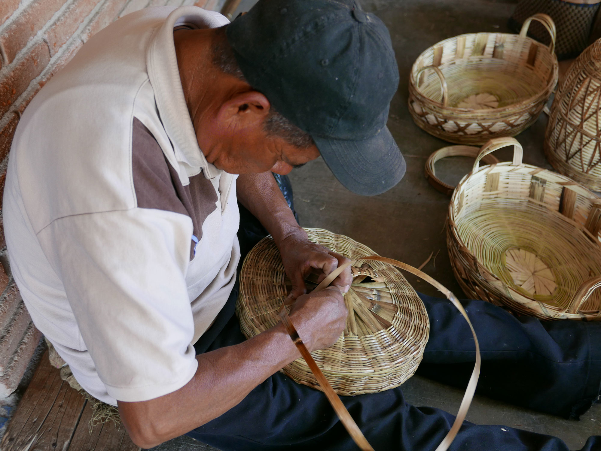 Basket Making using Carrizo Reeds in Oaxaca Mexico - www.nidocollective.com/carrizoweaving #carrizo #canastascarrizo #basketweaving